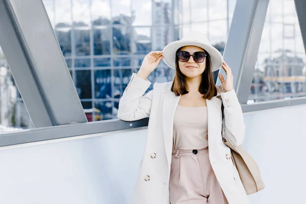 Schöne Brünette Geschäftsfrau Die Anzug Und Weißen Hut Trägt Und — Stockfoto