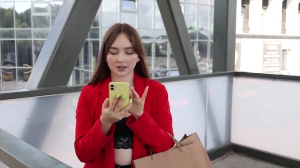 Привлекательная Молодая Девушка Идет Городской Улице Разговаривает Телефону Портрет Стильной — стоковое видео