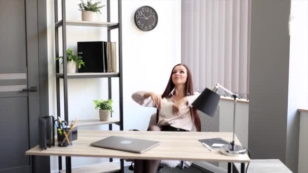 Happy Executive Woman Greeting Video Call Laptop Sitting Her Desk — ストック動画