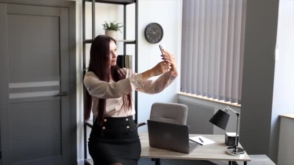 Happy Executive Woman Greeting Video Call Laptop Sitting Her Desk — Vídeo de stock