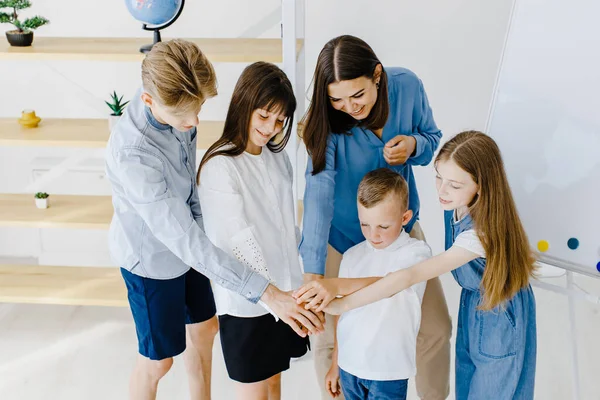 Vista Lateral Homem Com Filhos Estudantes Mãos Dadas Para Sucesso — Fotografia de Stock