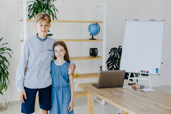 Tiener Meisje Jongen Staan Buurt Van Tafel Met Laptop Klas — Stockfoto