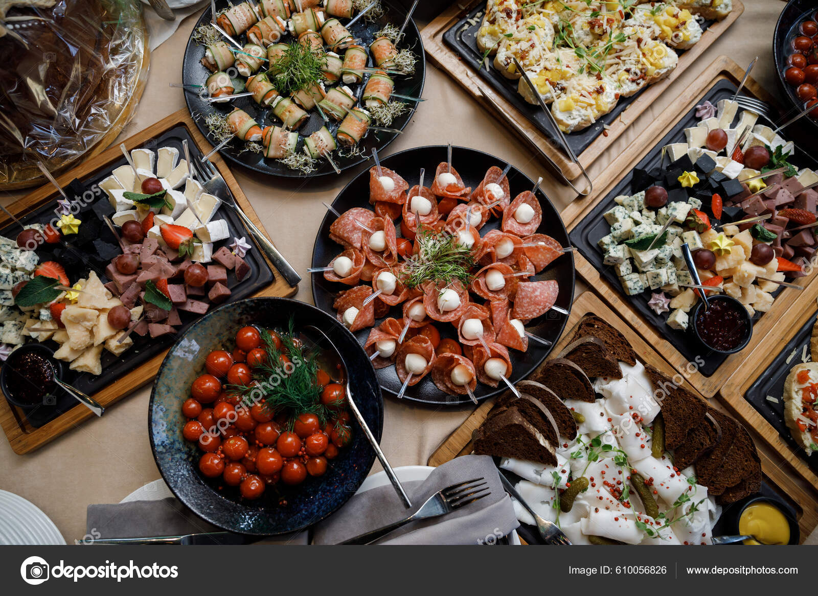 Mesa Buffet Con Comida Aperitivos Para Los Invitados Del Evento — Foto de  stock #610056826 © nazariykarkhut, image size:1600x1167