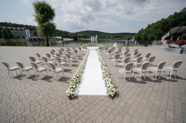 Sokakta düğün töreni için bir yer. Madalyalı düğün yeri