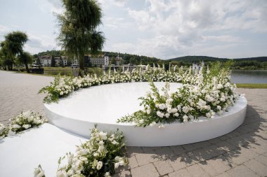 Düğün töreni. Çok güzel ve şık bir düğün yeri, çeşitli taze çiçeklerle süslenmiş, gölün yanında duruyor. Düğün günü..