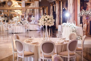 Lüks bir düğündeki masalar. Misafirler için bir masa. Tabaklar ve içecekler. Düğün masası hazırlığı. 