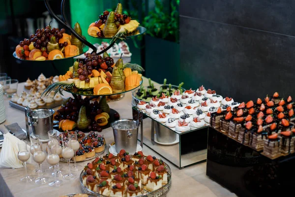 Casamento Barra Doces Mesa Buffet Copos Com Bebidas Frutas Doces — Fotografia de Stock