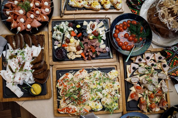 Mesa Buffet Com Comida Lanches Para Convidados Evento Serviço Reuniões — Fotografia de Stock