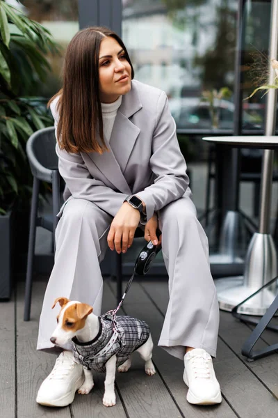 Femme Veste Décontractée Assise Avec Son Chien Jack Russell Terrier — Photo