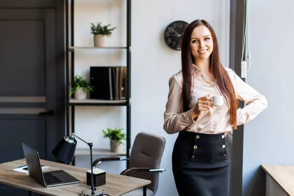 Beautiful Brunette Woman Having Morning Coffee Standing Her Desk Office — ストック写真