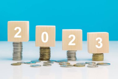 Madeni para yığınlarında ahşap blok 2023. Emeklilik fonu, emeklilik fonu, pasif gelir. İş yatırımı büyüme konsepti. Risk yönetimi. Bütçe 2023