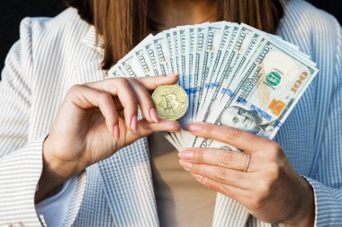 Bitcoin ve dolar banknotları tutan neşeli mutlu kadın yakın plan, dijital para, elektronik ticaret.