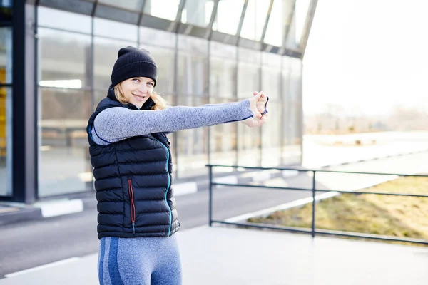 Hübsche Athletische Frau Trainiert Allein Park — Stockfoto