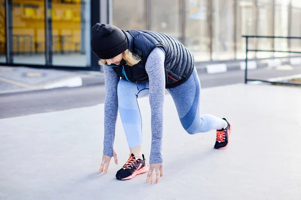 Hübsche Athletische Frau Trainiert Allein Park — Stockfoto