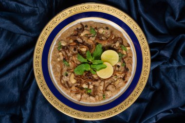 Haleem adında güzel bir İran yemeği servis etmeye hazır. 