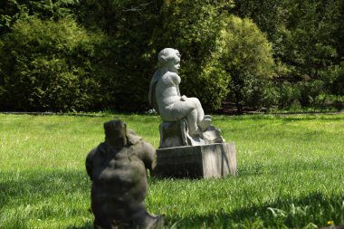 Botanik parkında eski bir melek heykeli.