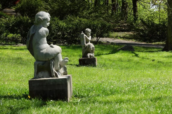 Botanik parkında eski bir melek heykeli.