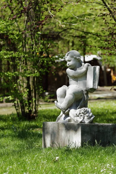 Botanik parkında eski melek heykeli