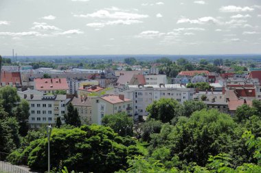 Gorzw Wielkopolski şehri panoraması şehir tepesi perspektifinden