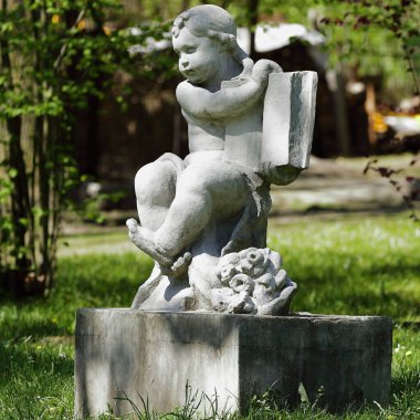 Şehrin botanik parkında eski bir tarihi heykel