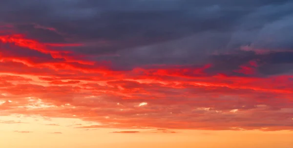 Nubes Iluminadas Maravillosamente Por Atardecer —  Fotos de Stock