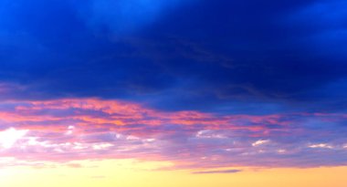 Batan güneşin altında dönen bulutlar.