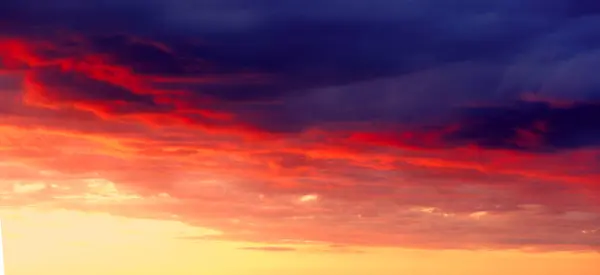 Swirling Evening Clouds Illuminated Setting Sun —  Fotos de Stock
