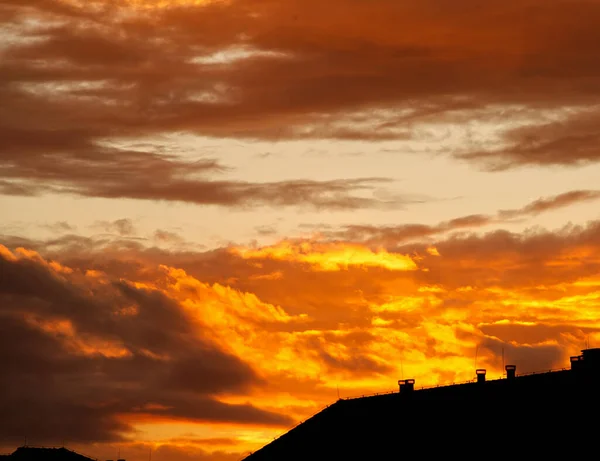 Dönen bulutlar batan güneş tarafından aydınlatılıyor