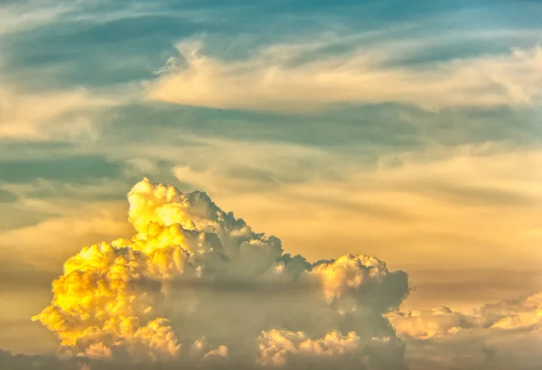 Dönen akşam bulutları batan güneşle aydınlanıyor.