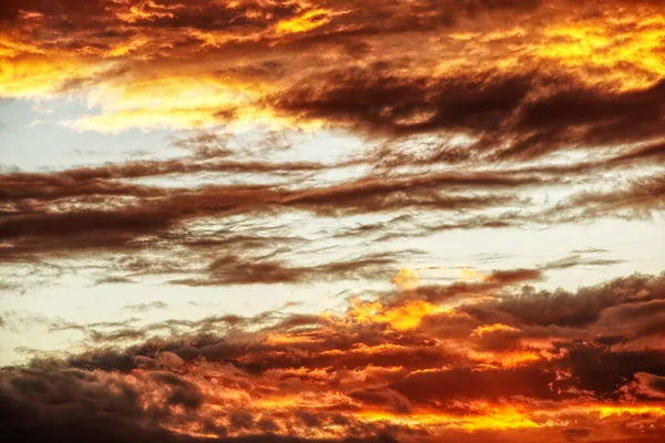 Swirling Evening Clouds Illuminated Setting Sun — 图库照片