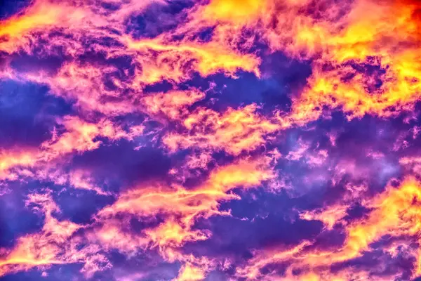Swirling Evening Clouds Illuminated Setting Sun — 图库照片