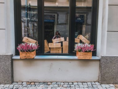Riga 'nın sıradan sokaklarında güzellik. Letonya