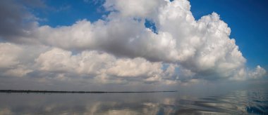 Uzun kuyruklu güzel bulutlar gökyüzü mavi kıyılar