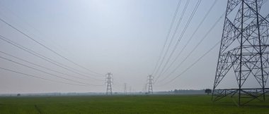 Sahada güç kulesi olan panoramik manzara. Kırsal bölgelerde iletişim.