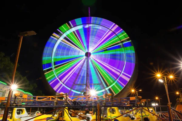 Ferris Rueda Giratoria Noche Larga Exposición Tema Movimiento — Foto de Stock