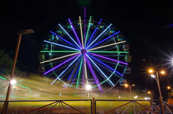 Ferris Rueda Giratoria Noche Larga Exposición Tema Movimiento — Foto de Stock