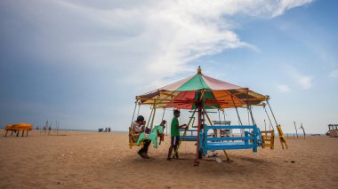 Neşeli git ya da ratinam oyunu oynayın Yetişkinler ve küçük çocuklar at veya atlı karınca salıncaklarının keyfini çıkarın