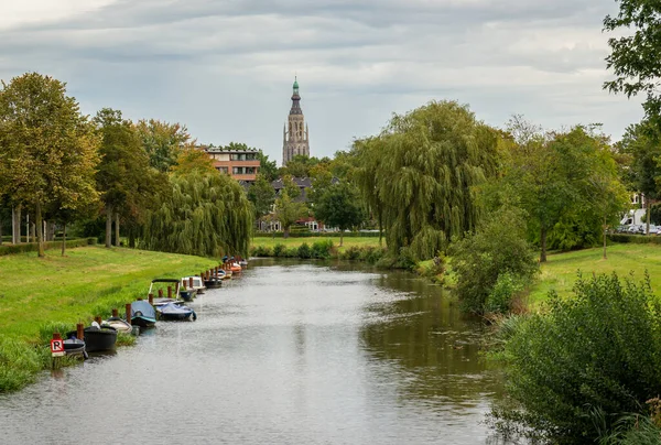 Stor Kyrka Holländska Staden Breda Med Kanal Och Båtar — Stockfoto