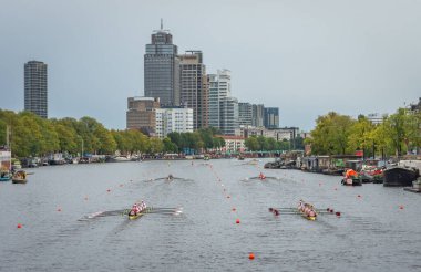 Amsterdam, Kuzey Hollanda, Hollanda, 03.10.2021 Amsterdam 'daki Amstel Nehri' nde kürek çeken kadınlar