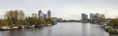 Amsterdam 'ın güneyinde Amstel nehri ve Omval Mahallesi' nde yüksek modern binalar var.