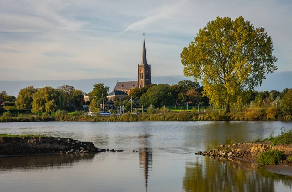 Kyrkan Batenburg Längs Floden Meuse Bredvid Gamla Svarta Poppel Träd — Stockfoto