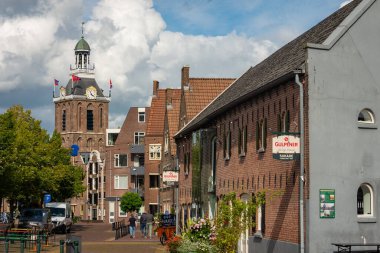 Meppel, Drenthe Eyaleti, Hollanda, 05.09.2020, tarihi Maria kilisesi kulesiyle Meppel Sokağı