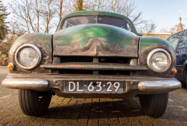 Sloten, Kuzey Hollanda, Hollanda, 03.01.2022, Paslı eski araba Skoda 1200 1953
