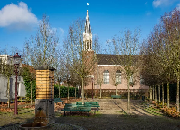 Gammal Vattenpump Och Protestantisk Kyrka Byn Sloten Norra Holland Nederländerna — Stockfoto