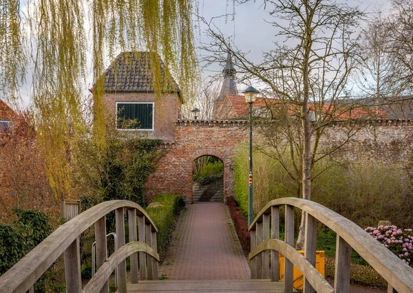 Τοπίο Γέφυρα Και Ιστορικό Τείχος Της Πόλης Στην Ολλανδική Πόλη — Φωτογραφία Αρχείου