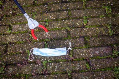 Grabber Reacher Aracının Kapanışı Kullanılmış yüz maskesi toplamak üzere, Çevre Temizleme Konsepti