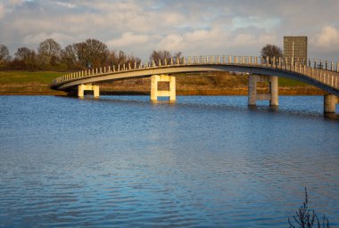 Zaligebrug manzarası, Hollanda 'nın Nijmegen şehrindeki köprü Waal nehrinin kenarından geçiyor.