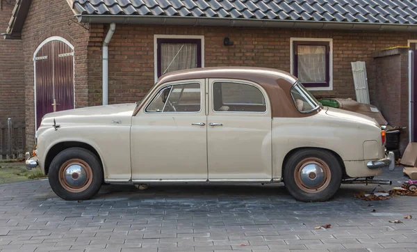 北オランダ オランダ 2022 1955年に製造された古典的なミッドサイズの高級車ローバー90のサイドビュー — ストック写真