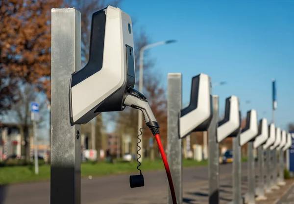 Elektrikli arabalar için şarj aletleri olan açık hava otoparkı, seçici odaklanma