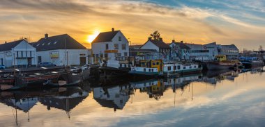 Breda, Kuzey Brabant, Hollanda, 02.03.2022, Breda Belcrumhaven limanı, gün batımına kadar demirli gemilerle